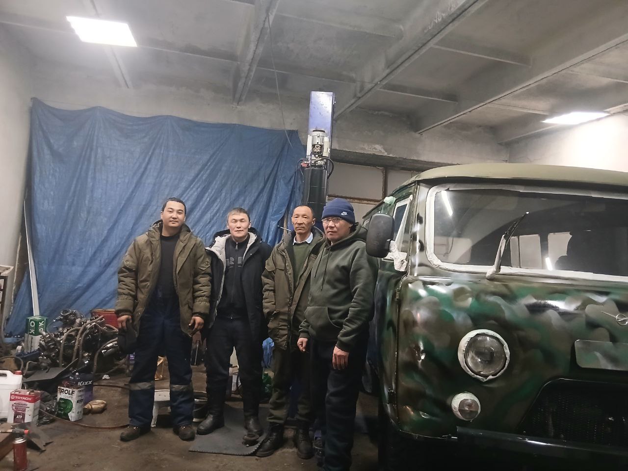 Мужчины Бай-Хаака отремонтировали машину для СВО