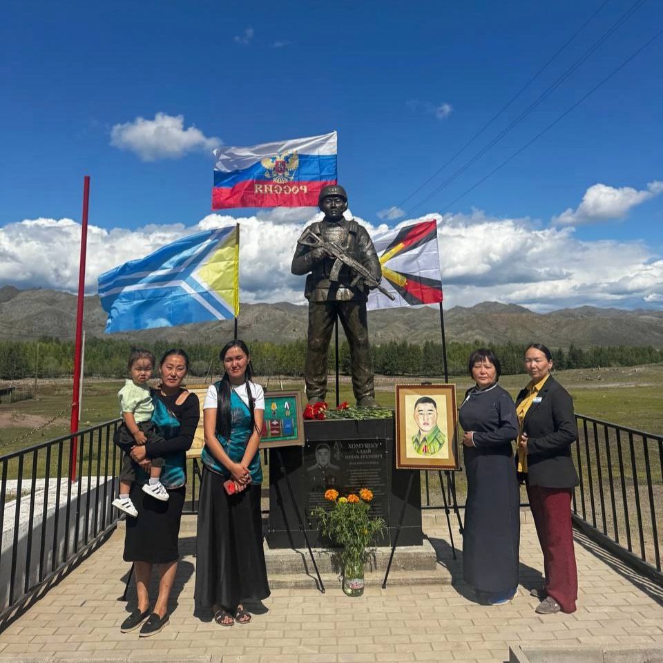 В селе Хонделен установили памятник Алдаю Хомушку