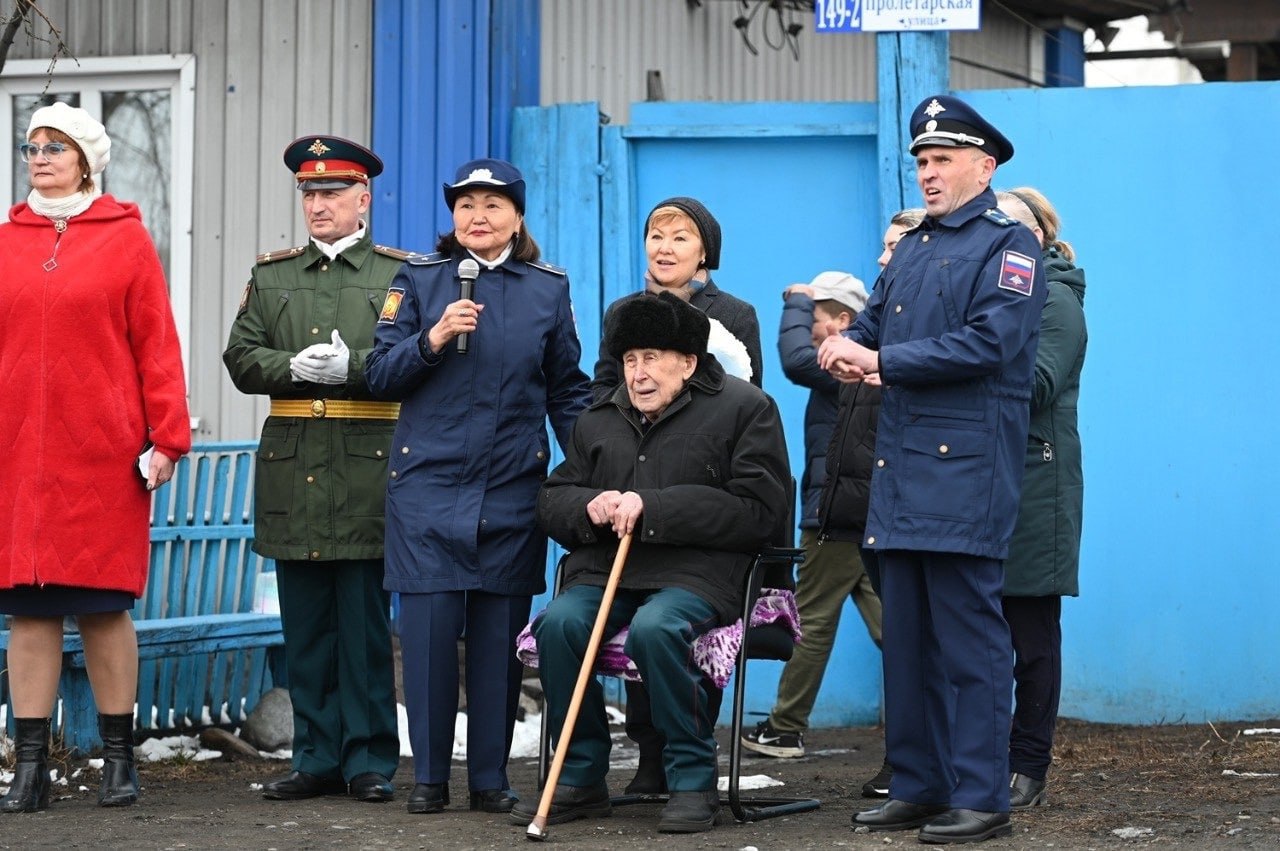 Кадеты Кызылского ПКУ поздравили ветерана ВОВ