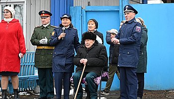 Кадеты Кызылского ПКУ поздравили ветерана ВОВ